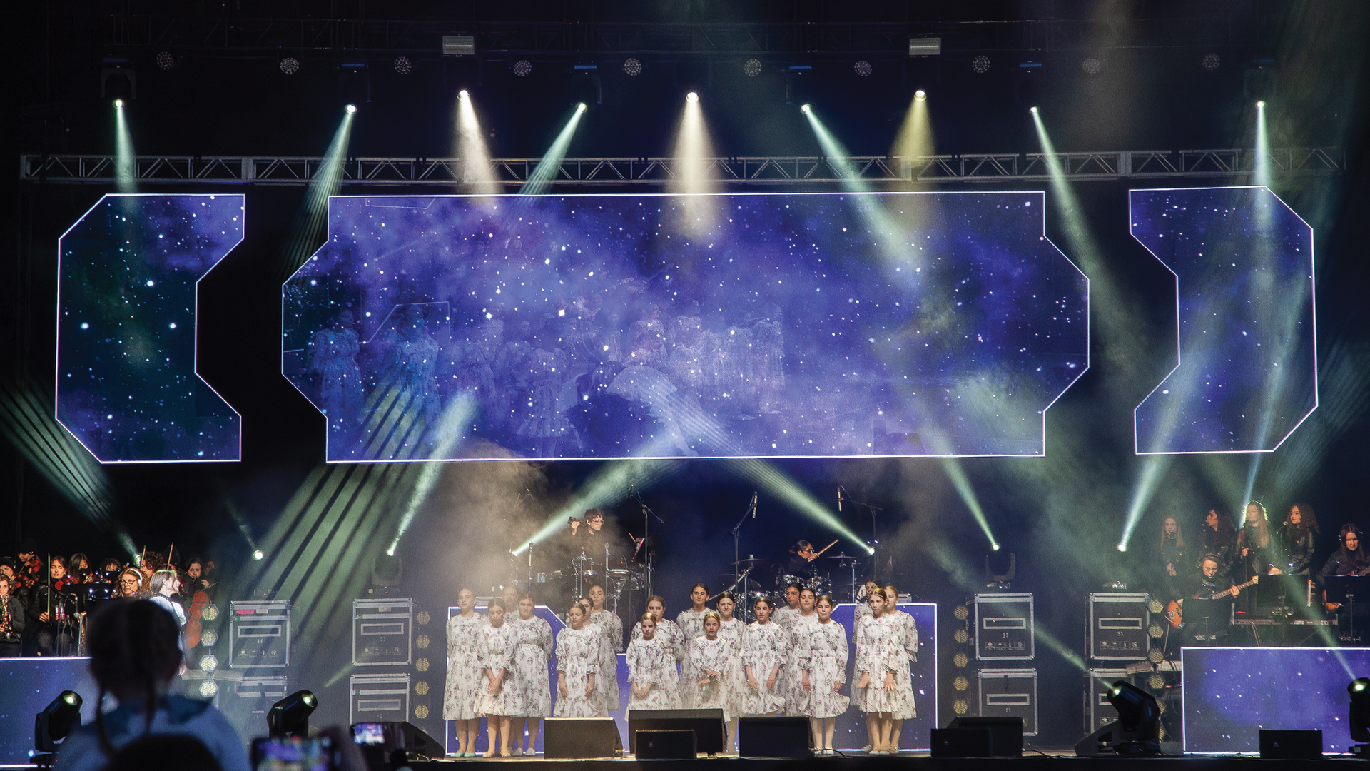 Real-time adaptive LED screens